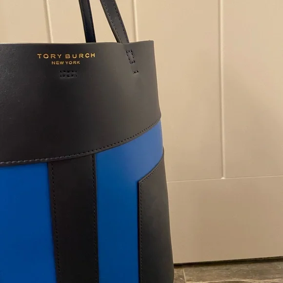 NEW Tory Burch Bucket Bag - Purse - 2 Pieces - Never Worn - Picture 1 of 9